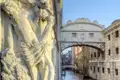 Im Rahmen unseres Besuchs des Dogenpalastes in Venedig werfen wir auch einen Blick auf die berühmte Seufzerbrücke.