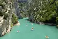 Blick auf die türkisfarbenen Gewässer und die steilen Felswände der Verdon-Schlucht. Ihr Studiosus-Reiseleiter zeigt Ihnen die schönsten Fotostopps und Aussichtspunkte.