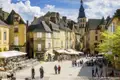 Wie aus einem Guss und ganz in Ockertönen präsentiert sich die Altstadt von Sarlat im Périgord, einer unserer Übernachtungsorte. Besonders stimmungsvoll geht es hier zu, wenn der Markt stattfindet - den wir auf unserer Rundreise natürlich auch besuchen.