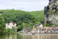 Das Tal der Dordogne ist reich an postkartenreifen Ausblicken: so auch das zwischen den Fluss und die steilen Felsen geklemmte Dorf La Roque-Gageac, dem wir auf unserer Reise selbstverständlich auch einen Besuch abstatten.