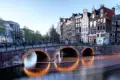 Komm, wir fahren nach Amsterdam! Auf Ihrer Rundreise durch die Niederlande steht selbstverständlich auch die größte Stadt des Landes auf dem Programm: Amsterdam, das wir auch vom Wasser aus erkunden - an Bord eines Ausflugsbootes.