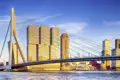 Während unserer Rundreise durch die Niederlande besuchen wir auch Rotterdam. Die Stadt mit ihren zahlreichen Höhepunkten moderner Architektur - hier die Erasmusbrücke und die "Vertical City" - bildet einen Gegenpol zur Windmühlenromantik des traditionellen Holland.