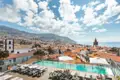 Nach den Besichtigungen bleibt Zeit, um den Panoramablick auf die Bucht von Funchal von der Dachterrasse des Hotel do Castanheiro zu genießen.