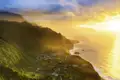 Bei unserer Gruppenreise in kleiner Gruppe auf Madeira genießen wir den Sonnenuntergang, vielleicht vom Cabo Girao aus mit Blick auf Camara de Lobos.