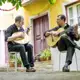 Bei der Portugal-Reise hören wir live Fado-Musik, gespielt auf Gitarre und Mandoline.