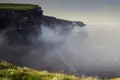 Auf unserer Rundreise durch Irland machen wir halt an den majestätischen Klippen von Moher. 200 m fallen sie senkrecht in den Atlantik hinab. Hier ist Vorsicht geboten!