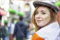 Auf unserer Rundreise durch Irland begegnen wir vielen Menschen. Am Feiertag des Nationalheiligen St. Patrick schmücken sie sich gerne mit Fahnen und Gesichtsbemalungen.