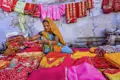 Auf unserer Studienreise durch Rajasthan lassen wir uns vom bunten Farbenzauber Indiens zum Kauf von schönen Stoffen verführen.