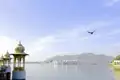 Während Ihrer 18-tägigen klassischen Studienreise zu den Höhepunkten Indiens machen Sie halt in Udaipur und unternehmen eine Bootsfahrt auf dem Picholasee. Sie passieren hierbei auch den berühmten Lake Palace, der heute als Luxushotel dient.