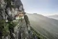 Auf unserer Klassik-Studienreise Bhutan - mit dem Osten des Königreichs unternehmen wir von Paro aus einen Ausflug zum Tigernestkloster, das spektakulär an die Flanke eines Berges gebaut ist.