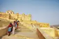 Auf Ihrer Rajasthanreise zum Kennenlernen  besichtigen Sie auch Fort Amber bei Jaipur in Rajasthan. Die aus honiggelbem Sandstein erbaute Festung thront auf einem Hügel.
