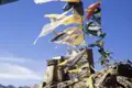 Bei unserer Expeditions Studienreise durch Ladakh sehen wir immer wieder wehende Gebetsfahnen vor Klöstern und Burgen.