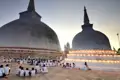 Auf unserer Studienreise durch Sri Lanka besuchen wir auch heilige Orte in der alten Königsstadt Anuradhapura, hier den großen Stupa.