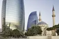 Moscheen und ultramoderne Hochhäuser treffen in Aserbaidschans Hauptstadt Baku aufeinander, wie wir auf der Studiosus-Reise durch den Südkaukasus sehen.