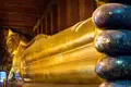 Wat Pho in Bangkok: Ach, könnte uns doch der goldene Riesenbuddha, der dort friedlich ins Nirwana gleitet, ein Stück von seiner Weisheit abgeben!