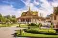 Erste Station in Phnom Penh: der Königspalast. Hier, wo König Norodom Sihamoni noch mit viel Glamour residiert, blicken wir hinter die Kulissen. Die wertvollsten Buddhas des Landes erwarten uns in der Silberpagode nebenan