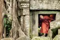 Auf dieser Studienreise lernen wir  in Thailand, Laos und Kambodscha die Khmerkultur kennen. Verwittert ragen die Türme des Ta-Prohm-Tempels vor uns aus dem Dschungel. Würgefeigen haben ihn fotogen im Griff - kein Wunder, dass Hollywood ihn als Kulisse entdeckte.