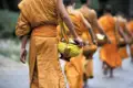Der Almosengang gehört zum täglichen Leben der buddhistischen Mönche in Südostasien. In Luang Prabang in Laos können Sie ihn auf unserer umfassenden Studienreise mit Flair durch Indochina beobachten.