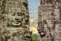 Ein Höhepunkt Ihrer Rundreise durch Vietnam und Kambodscha ist der Besuch von Angkor, wo Sie am Bayon-Tempel steinerne Gesichter geheimnisvoll anlächeln.
