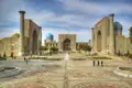 Hier beginnt unsere 15-tägige Studienreise durch Usbekistan und Kirgisistan: auf dem Registanplatz in Samarkand.