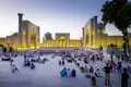 Auf unserer elftägigen Studienreise durch Usbekistan besuchen wir auch den weltberühmten Registanplatz in Samarkand. Am Abend wird er stimmungsvoll beleuchtet und bietet ein ganz besonderes Schauspiel, das sich zahlreiche Menschen gerne ansehen.