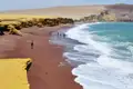Auf unserer Studienreise durch Peru besuchen wir auch den Ort Paracas. Dort trifft der blaue Pazifik auf die gelb-braunen Felsen des Strandes - ein beeindruckendes Farbenspiel der Natur.