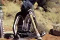 Auf unserer Studienreise Australien - Höhepunkte des Kontinents lernen wir in Kuranda das Didgeridoo, das traditionelle Blasinstrument der Aboriginals, zu bedienen.