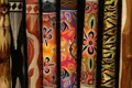 Auf unserer 27-tägigen großen Australienreise haben Sie sicherlich Gelegenheit, ein Didgeridoo zu hören, vielleicht auch zu spielen, zu kaufen, mitzunehmen. Es besteht aus einem von Termiten ausgehöhlten Eukalyptusast, gerne werden die Instrumente auch bunt bemalt.