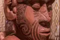 Die Versammlungshäuser (Wharenui) sind wichtig für die Kultur der Maori auf Neuseeland. Auf unserer Rundreise besuchen wir eines in Waitangi, wo diese Holzmaske zu sehen ist.