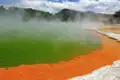 Das Thermalfeld von Rotorua ist eine der größten vulkanisch aktiven Zonen der Welt. Wir besuchen auf unserer großen Neuseeland-Studienreise auch den bekannten Champagne Pool mit seinen namensgebenden Gasblasen.
