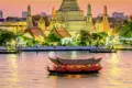 Bangkok: der Tempel Wat Arun und der Fluss Chao Phraya sind in der Abendstimmung beleuchtet