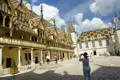 In Beaune besuchen wir das ehemalige Krankenhaus der Armen - das Hôtel de Dieu - mit seinen gut erhaltenen bunten Dachziegeln