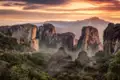 Die majestätischen Felsen von Meteora werden wir auf unserer Studienreise durch Nordgriechenland auch besichtigen. Bei Sonnenuntergang herrscht dort eine einmalige Atmosphäre.