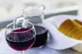 Wer mag, lässt sich bei der Rundreise durch die Kykladen zum Abendessen ein Glas Rotwein schmecken.