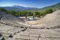 Auf unserer Studienreise mit Muße besichtigen wir das Amphitheater in Epidauros und erfahren, warum die Schauspieler in den antiken Theatern auch ohne Mikrofon gut zu verstehen waren.