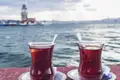 Teepausen gehören bei unserer Gruppenreise durch Istanbul und den Westen der Türkei einfach dazu - mal mit Ausblick, mal in einem Teehaus mitten unter den Menschen.