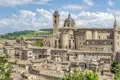 Panorama von Urbino mit dem Palazzo Ducale und der umliegenden Stadtlandschaft