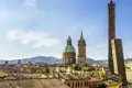 Panorama von Bologna mit den charakteristischen Türmen Asinelli und Garisenda sowie den Dächern der Stadt
