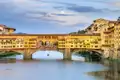 Die historische Ponte Vecchio in Florenz ist eines der bekanntesten Wahrzeichen der Stadt, welche auf der klassischen Studienreise nicht im Programm fehlen darf.
