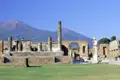 Pompeji (UNESCO-Welterbe) ist ein wichtiger Punkt auf unserer klassischen Studienreise. Wir nehmen uns ausführlich Zeit: Weinschenken, Thermen, Theater zeugen von einer hoch entwickelten Alltags- und Freizeitkultur. Zwischen Säulen und Mosaiken erzählt Ihre Reiseleiterin auch von den letzten dramatischen Stunden, bevor die Stadt durch den Ausbruch des Vesuvs komplett ausgelöscht wurde.