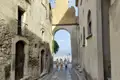 Historische Gasse in Gerace  mit Torbogen und Blick auf die Landschaft. Hier sehen Sie neben der romantischen Altstadt auch den mächtigen Dom.