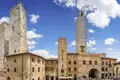 Lebendiges Mittelalter erleben wir auf unserer Klassik-Studienreise in die Toskana in San Gimignano, wo die berühmten Geschlechtertürme den Stolz der Erbauerfamilien bis heute festhalten.