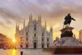 Die Piazza del Duomo bei Sonnenaufgang mit dem Mailänder Dom und dem monumentalen Reiterdenkmal für Vittorio Emanuele II., das auch "Il Cavallo di Bronzo" (Das Bronzepferd) genannt wird.