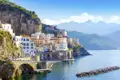 Auf einer der schönsten Straßen der Welt (UNESCO-Welterbe) kurven wir an der Küste entlang, vorbei am mondänen Positano und Amalfi. Zitronenhaine säumen unsere Fahrt hinauf nach Ravello.