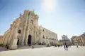Auf der Studienreise nach Sizilien übernachten wir auch eine Nacht in Syrakus. Gemeinsam mit Ihrer Reiseleiterin erkunden sie eine der schönsten sizilianischen Städte, hier zu sehen die imposant aufragende Kathedrale Santa Maria delle Colonne.