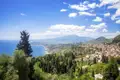 Von Taormina haben wir einen herrlichen weiten Blick über die sizilianische hügelige Landschaft und das blaue Meer bis hin zum Ätna.