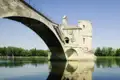 Auf unserer zehntägigen Studienreise durch die Provence besuchen wir Avignon und sehen die berühmte Ruine der Bogenbrücke.