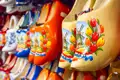 Typisch holländische Holzschuhe - nur noch Souvenirs? Oder werden sie noch getragen? Auf unserer Studienreise gehen wir der Frage nach.