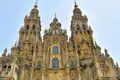 Das Sehnsuchtsziel vieler Pilger: die Kathedrale von Santiago de Compostela (UNESCO-Weltkulturerbe). Mit etwas Glück erleben wir auf unserer Studiosus-Reise beim Besuch der Pilgermesse, wie das tonnenschwere Weihrauchfass Botafumeiro durch das Kirchenschiff saust.