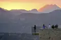Sonnenuntergang über einer Bergkette von einer Aussichtsplattform bei Ronda aus betrachtet